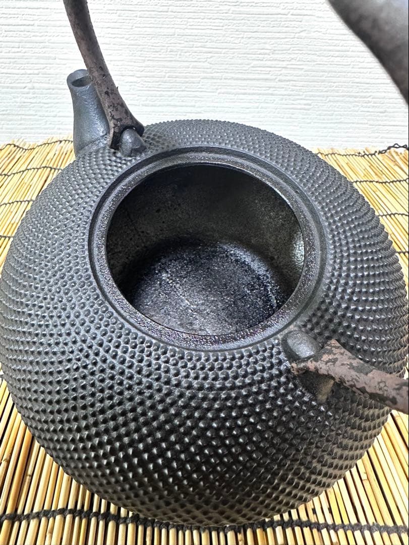 ほぼ未使用品 南部名工金秀 及春鋳造捻鉉算盤形アラレ南部鉄瓶 南部