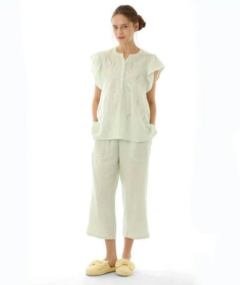 ◎新品未使用タグ付き　narue　ナルエー　パジャマ　すずらん刺繍　グリーン系