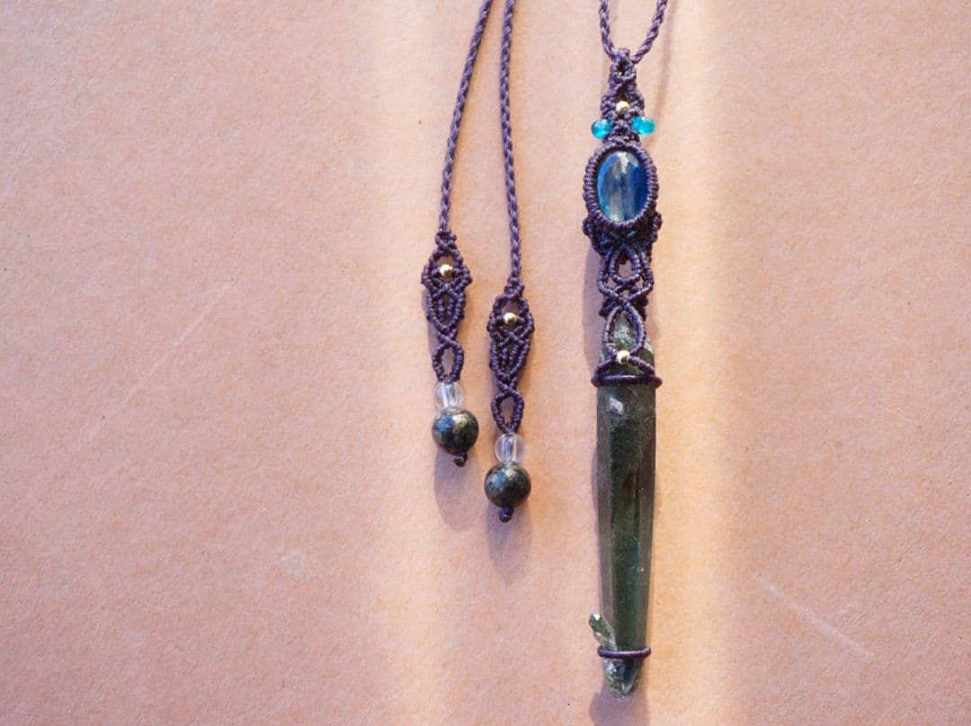 《P.》クリスタルポイント&カイヤナイト　マクラメネックレス