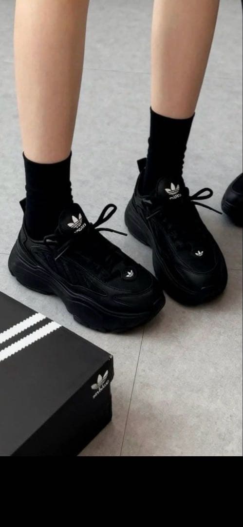 adidas オズガイア　ブラック スニーカー　23cm