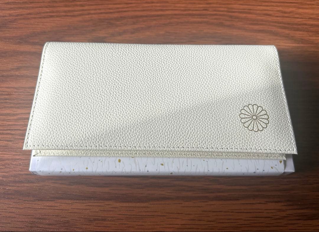 【現在入手不可　皇居限定】本革 白長財布 菊紋　専用箱付き