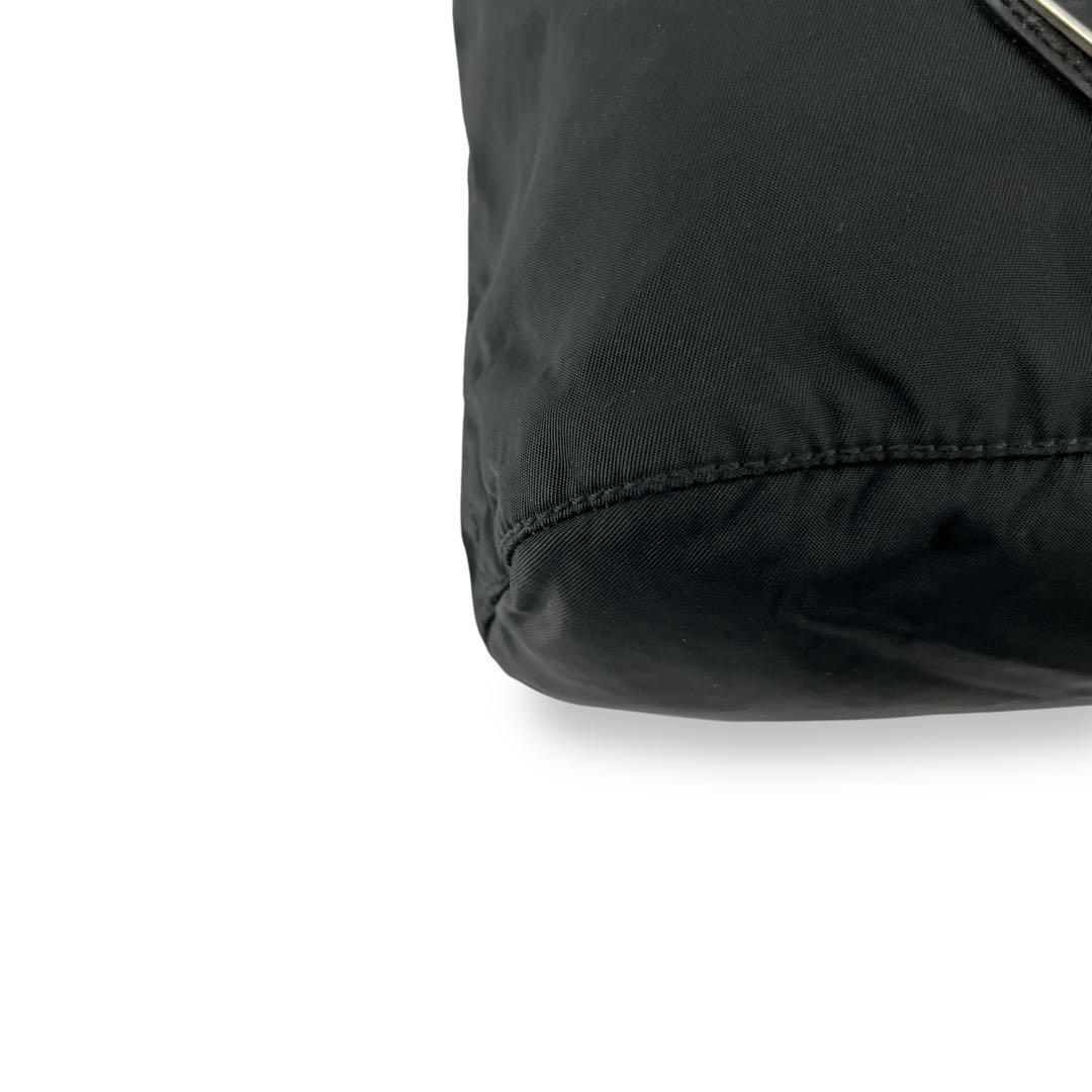 プラダ　三角ロゴ　巾着ミニポーチ　小物入れ　化粧ポーチ　ナイロン　黒　y2k