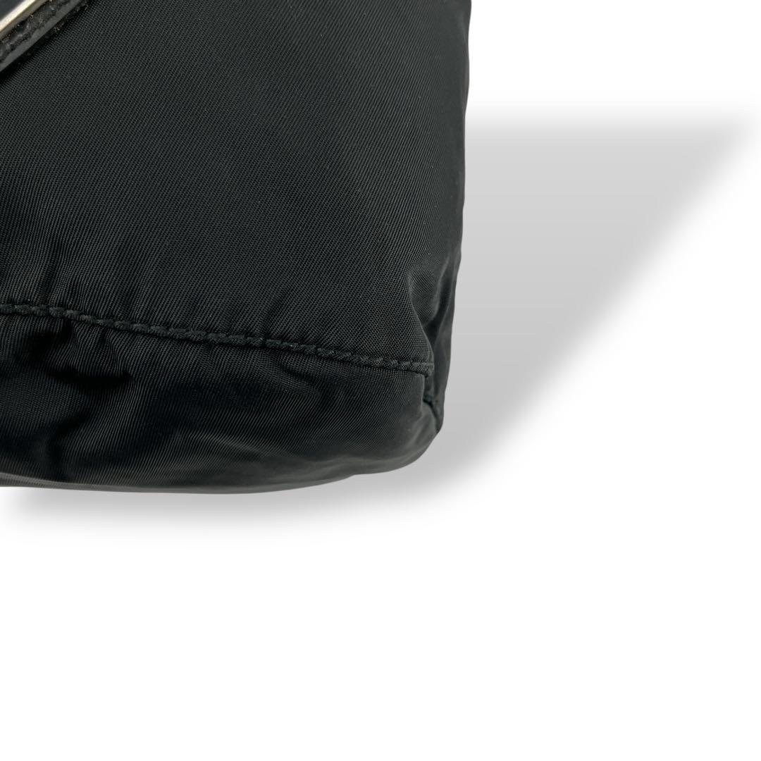 プラダ　三角ロゴ　巾着ミニポーチ　小物入れ　化粧ポーチ　ナイロン　黒　y2k