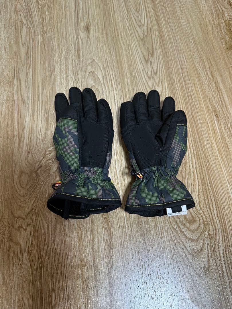 新品 未使用 タグ無し子ども用スノーボード.スキーウェア 4点セット。