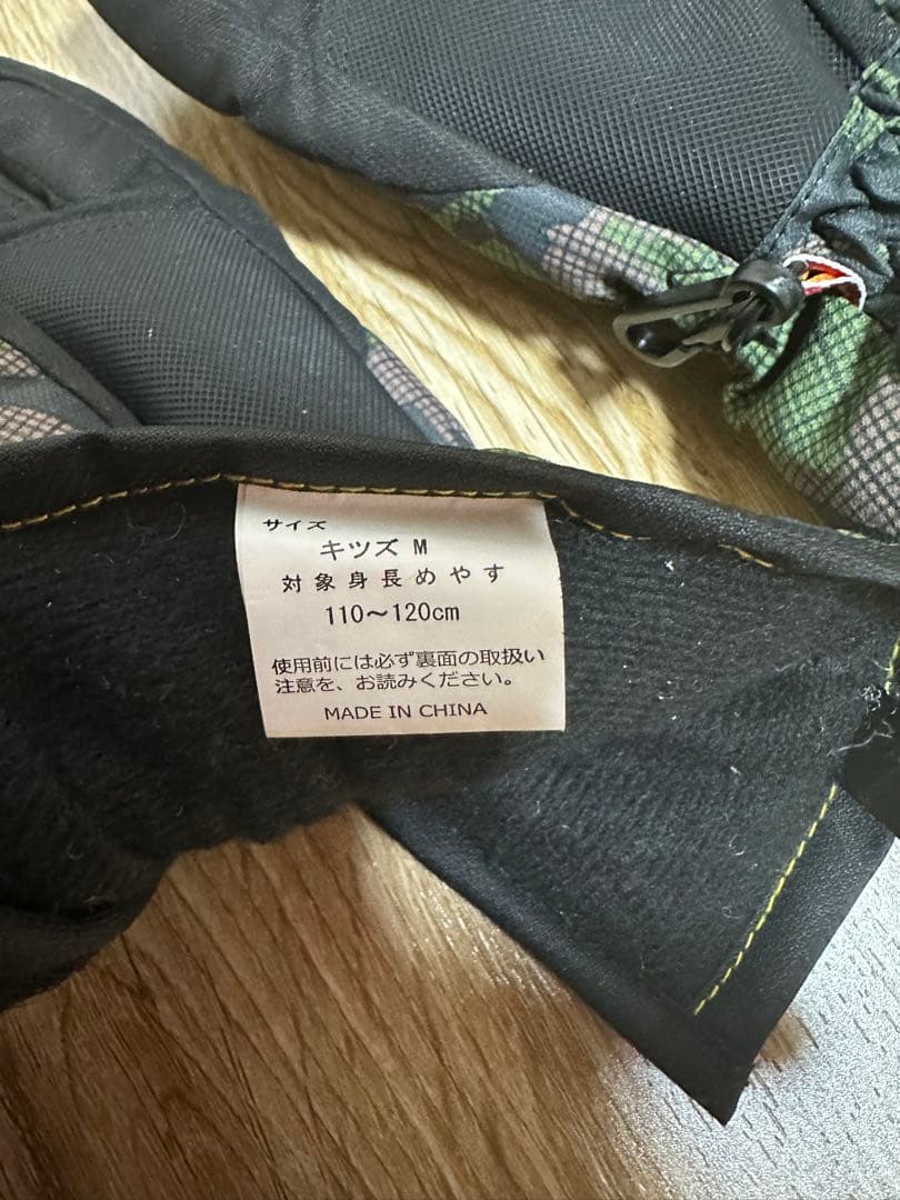 新品 未使用 タグ無し子ども用スノーボード.スキーウェア 4点セット。