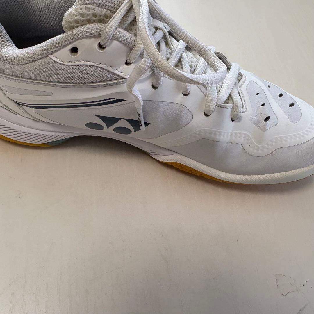 YONEX 65zウィメンズ24.0cmホワイト バドミントンシューズ