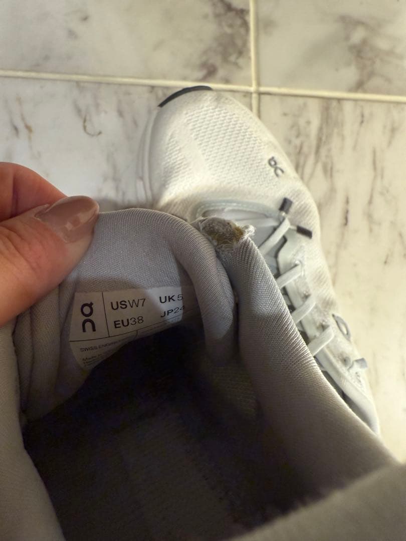 On ランニングシューズ ホワイト　24cm