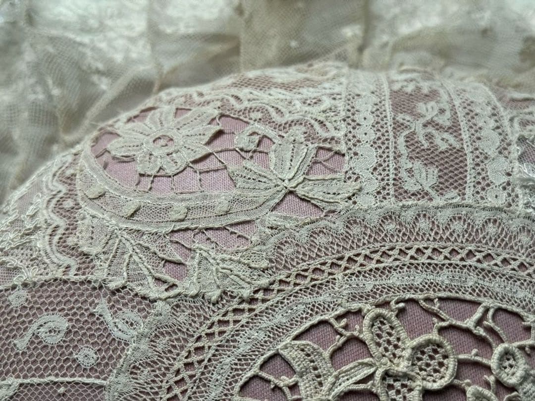 フランスアンティークレースのクッション