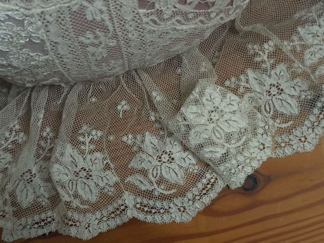 フランスアンティークレースのクッション