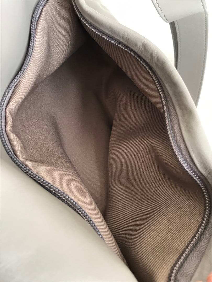 BEARDSLEYレザーボディバッグ