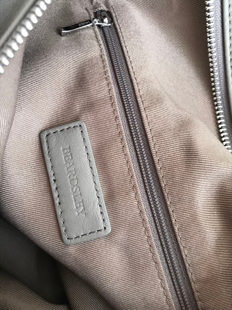 BEARDSLEYレザーボディバッグ