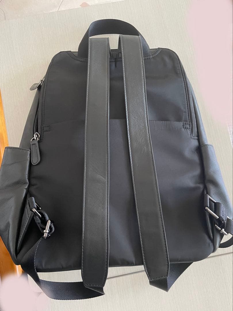 美品！イアパピヨネ 2023年福袋 レザーリュック　本革　バッグパック　黒
