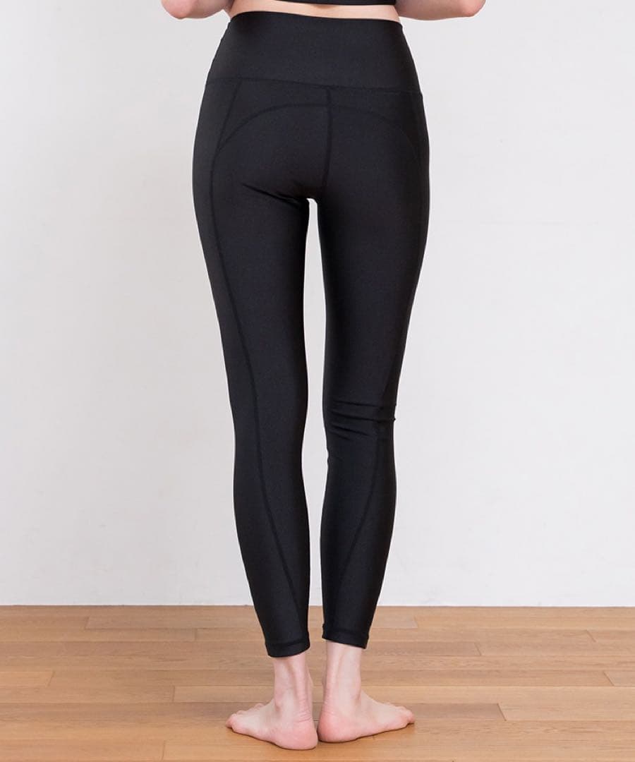 【SUKALA】シャインストレッチツイストレギンス　ブラック　Mサイズ