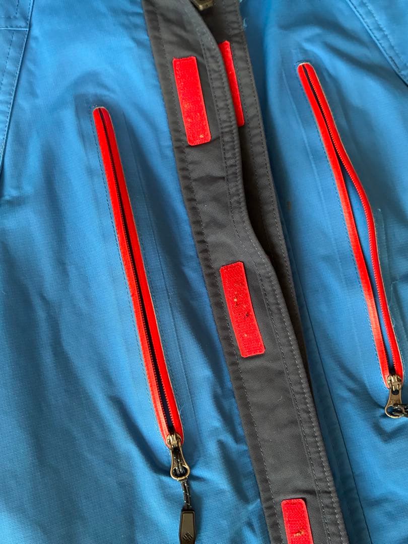 青いフード付きスキーウェア