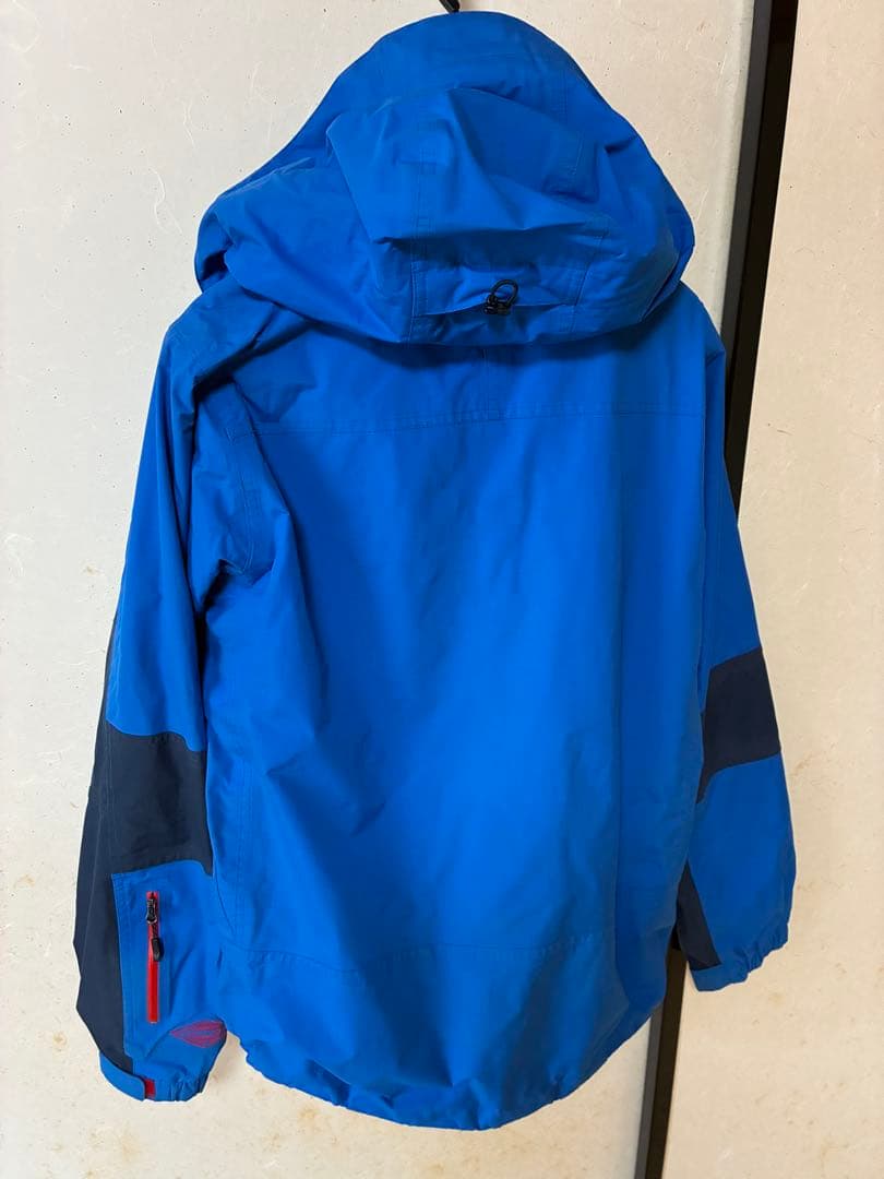 青いフード付きスキーウェア