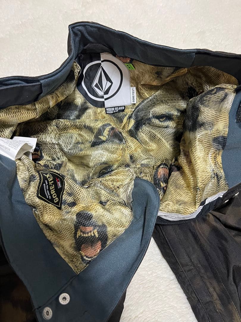 【極美品】VOLCOM レオパード柄 スノーボードウェア　セットアップ