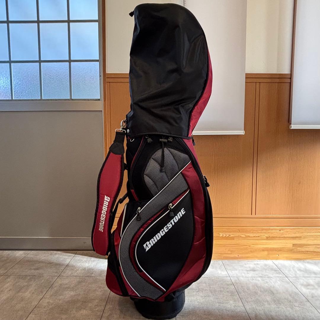 ゴルフクラブ一式（計13本）＋キャディバッグ＋小物のフルセットです。