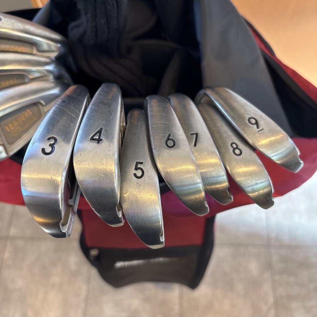 ゴルフクラブ一式（計13本）＋キャディバッグ＋小物のフルセットです。