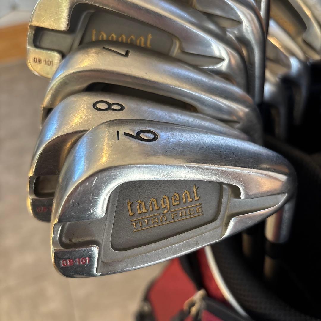 ゴルフクラブ一式（計13本）＋キャディバッグ＋小物のフルセットです。