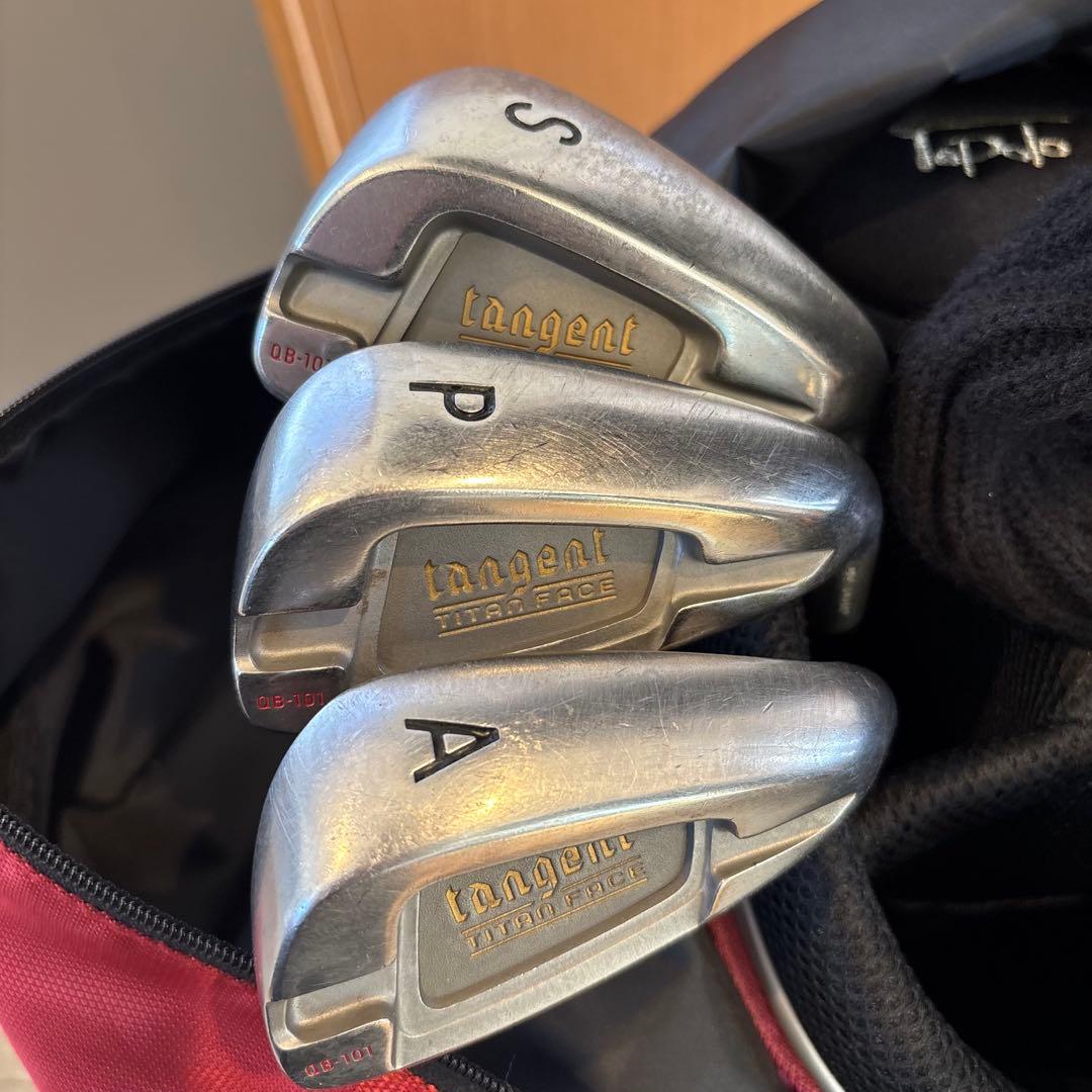 ゴルフクラブ一式（計13本）＋キャディバッグ＋小物のフルセットです。