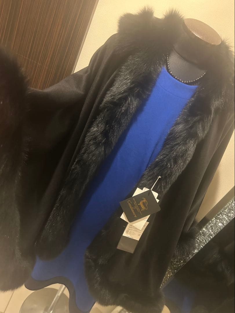 りりー❣️カシミヤフォックスファートリム大判マント　ポンチョ着丈83センチ