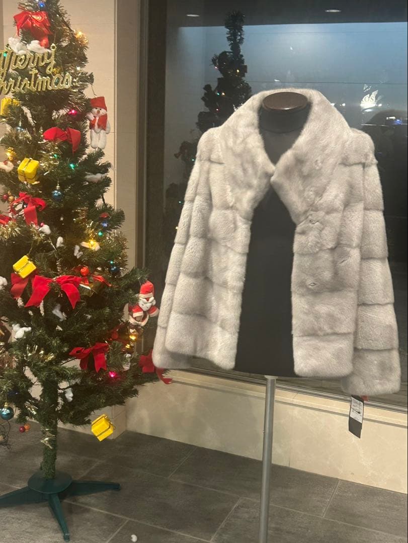 りりー❣️カシミヤフォックスファートリム大判マント　ポンチョ着丈83センチ