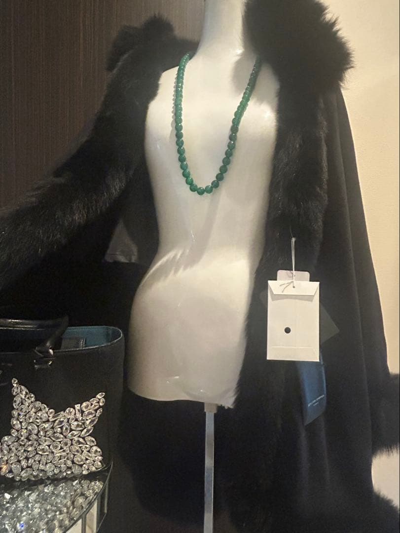 りりー❣️カシミヤフォックスファートリム大判マント　ポンチョ着丈83センチ