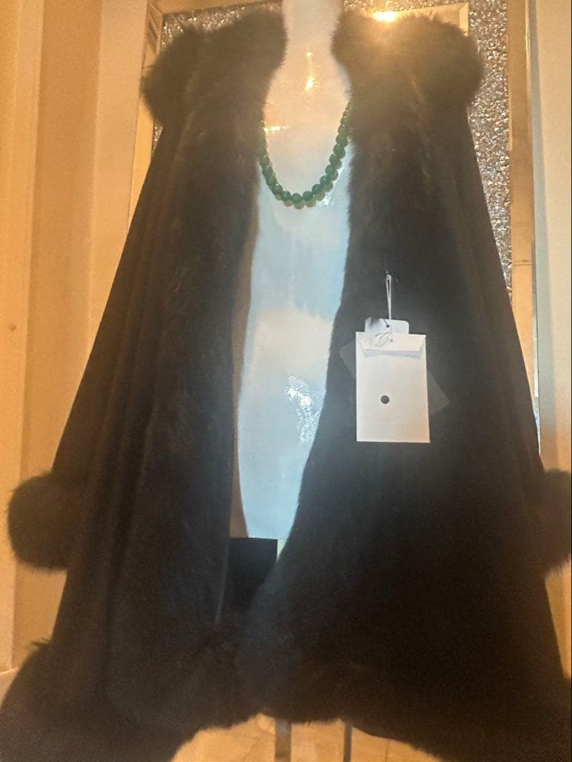 りりー❣️カシミヤフォックスファートリム大判マント　ポンチョ着丈83センチ