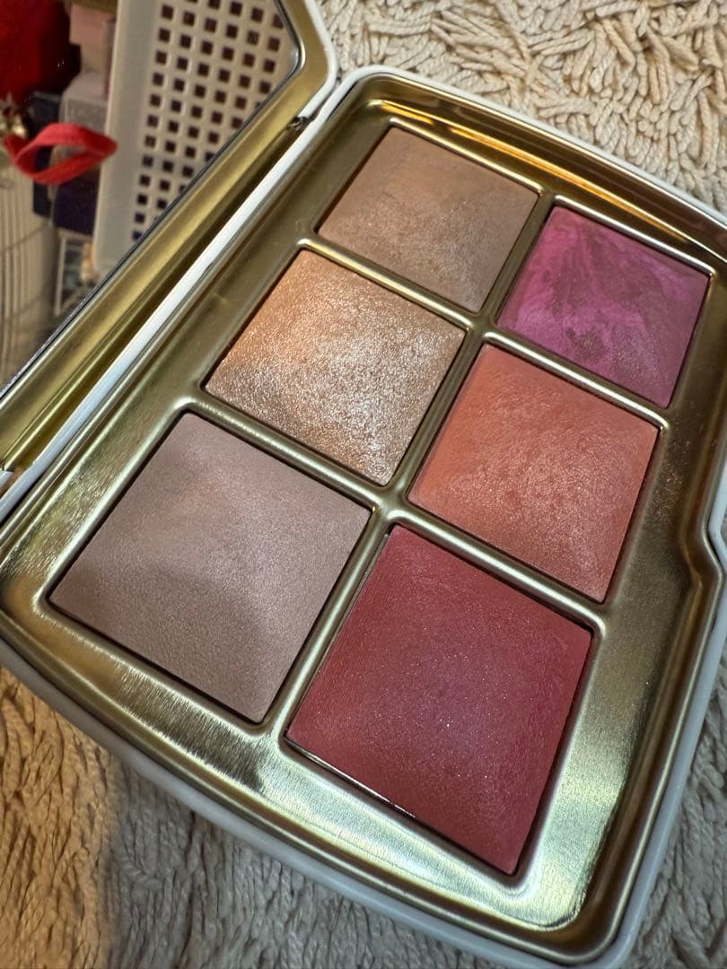 チーク Hourglass Ambient swan