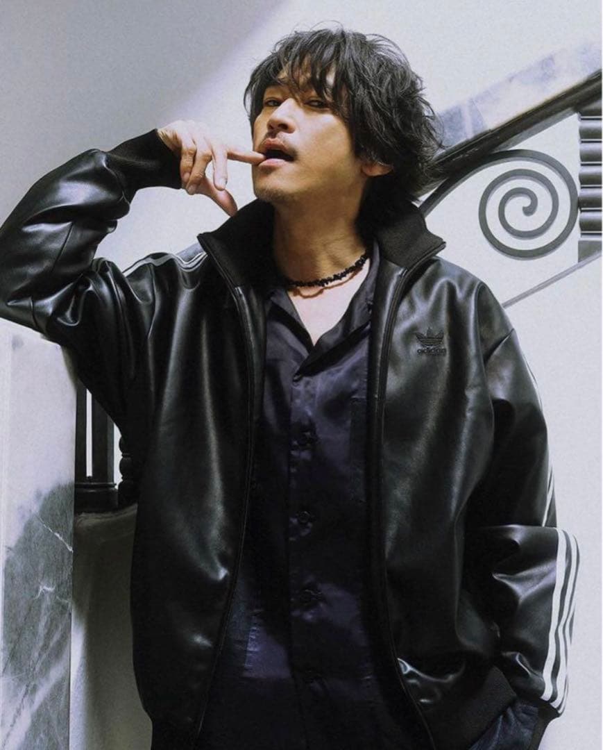 窪塚洋介着用adidas フェイクレザートラックジャケット