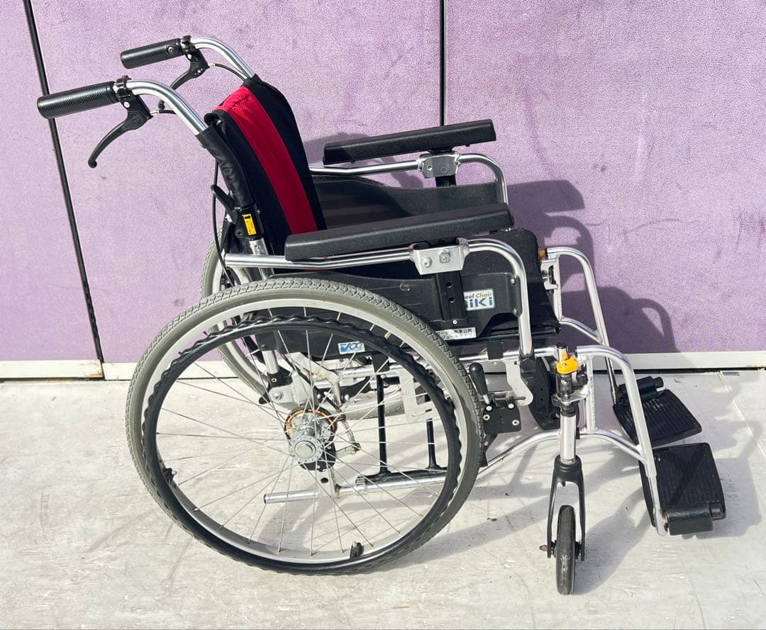 自走用車椅子 アルミ製 黒赤ストライプ, アルミ合金製のミキ標準車椅子