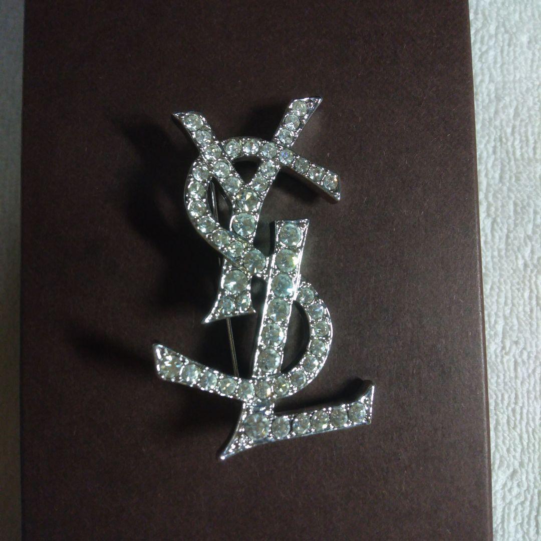 イブサンローラン ロゴ ブローチ - メルカリ