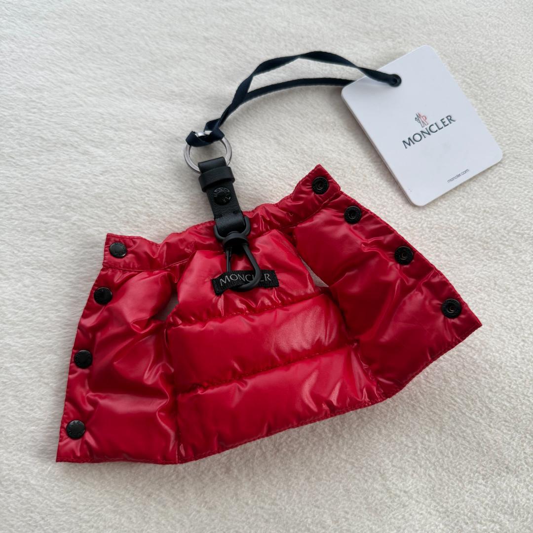 【新品未使用】 MONCLER ダウンベスト型キーリング レッド かわいい
