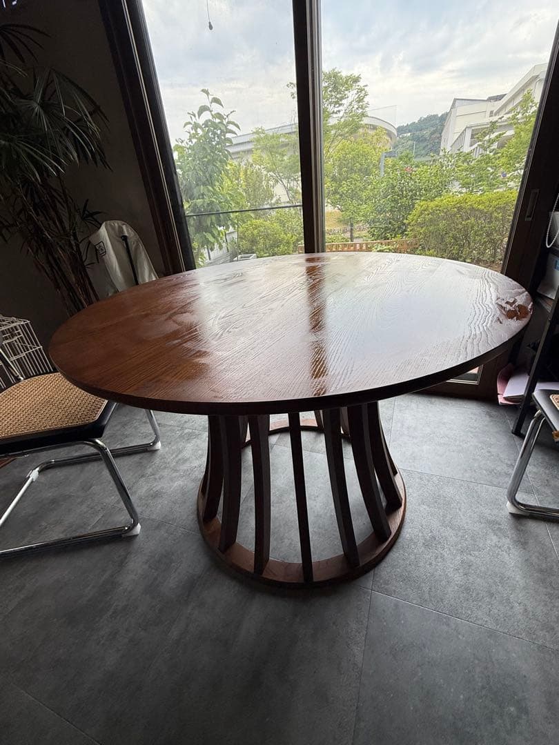 円形木製ダイニングテーブル ブラウン