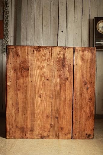 古く味のあるパタパタ扉の木製収納棚 収納棚 食器棚 カップボード