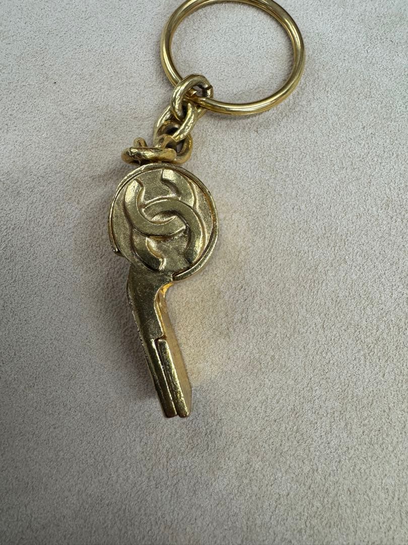 O662 CHANEL シャネル金属製キーリング付きホイッスル