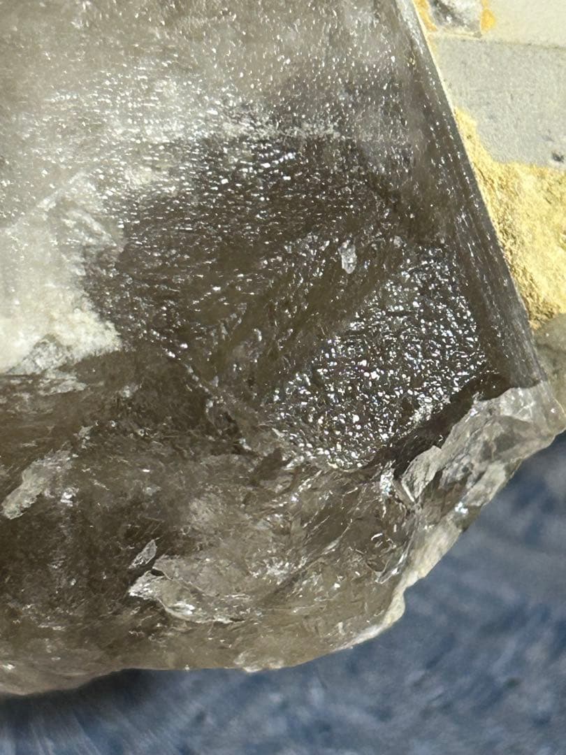 地層の記憶 ― カオリナイト共生 スモーキークォーツファントム」