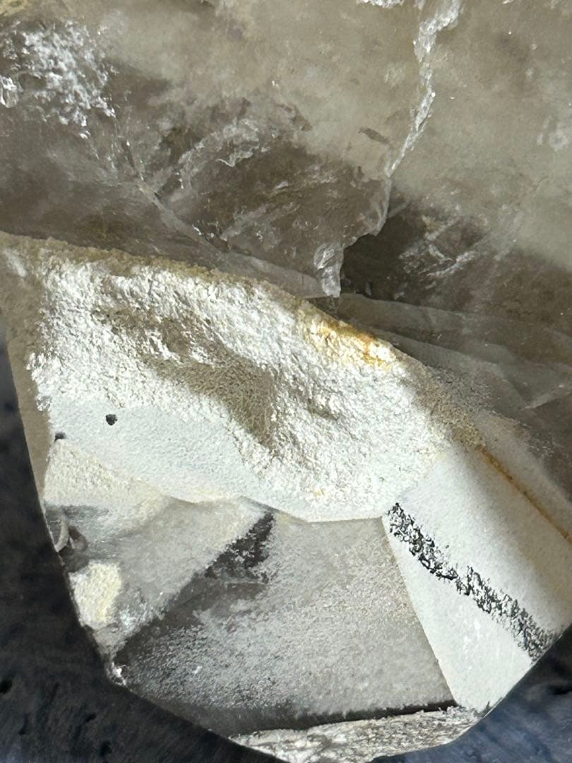 地層の記憶 ― カオリナイト共生 スモーキークォーツファントム」