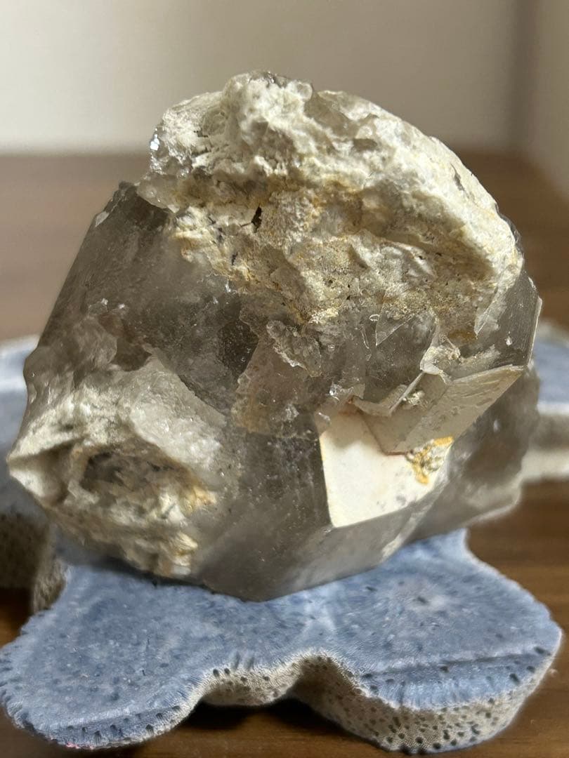 地層の記憶 ― カオリナイト共生 スモーキークォーツファントム」