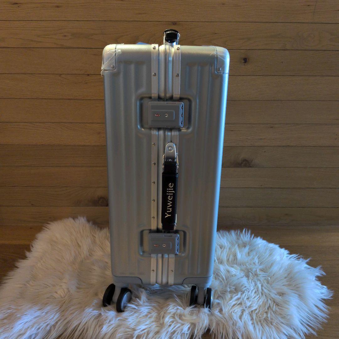 キャリーケース　スーツケース　大容量　シルバー 軽量　おしゃれ　TSA　М