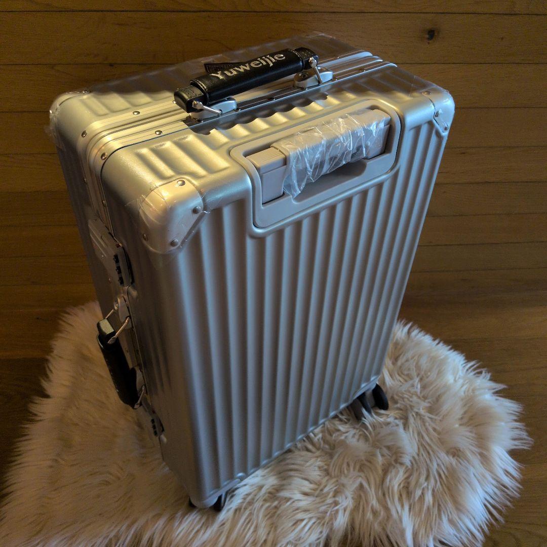 キャリーケース　スーツケース　大容量　シルバー 軽量　おしゃれ　TSA　М