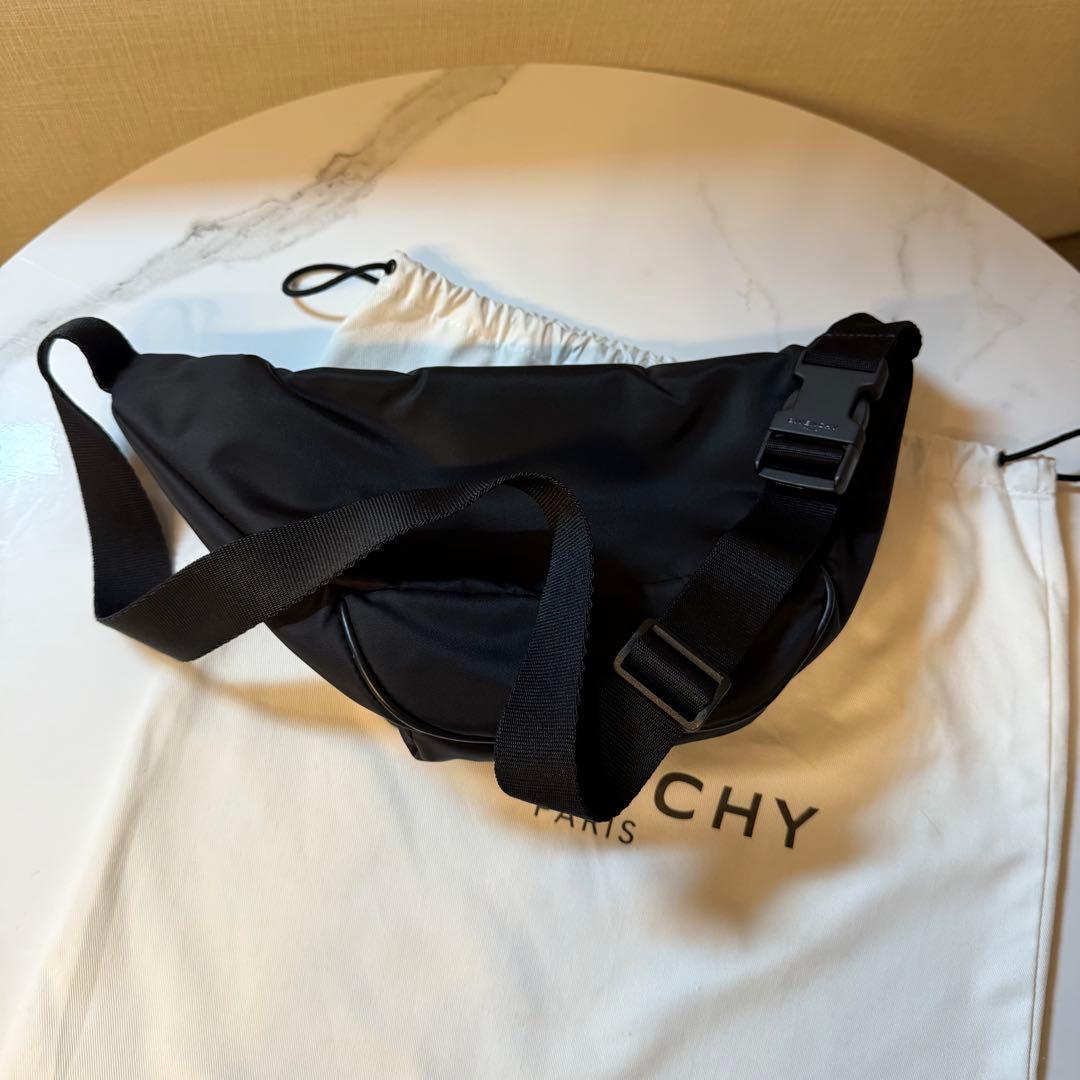 GIVENCHY ブラック ボディバッグ