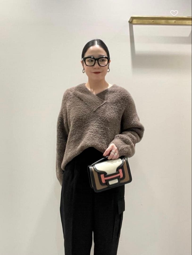 今期　新品タグ付　コンテ　conte 辺見えみり　Vネック　ニット conte>ボア Vネックニット ベージュ 辺見えみり着用 - メルカリ