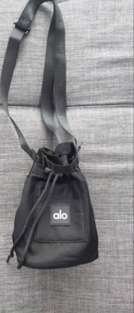 バッグ ALO yoga cross body bucket bag