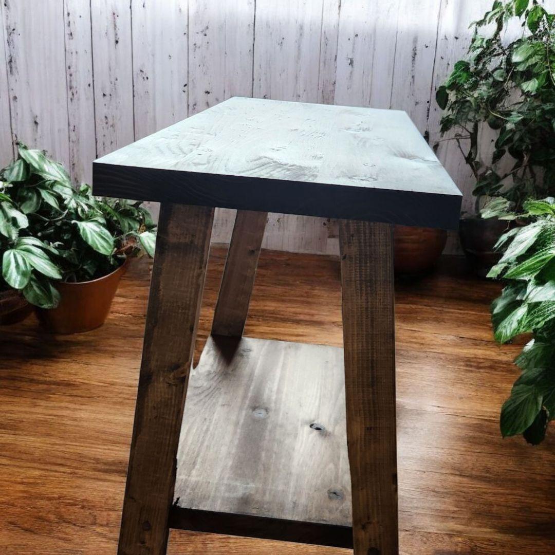 天然材を使用した古材風　シンプルなスツール