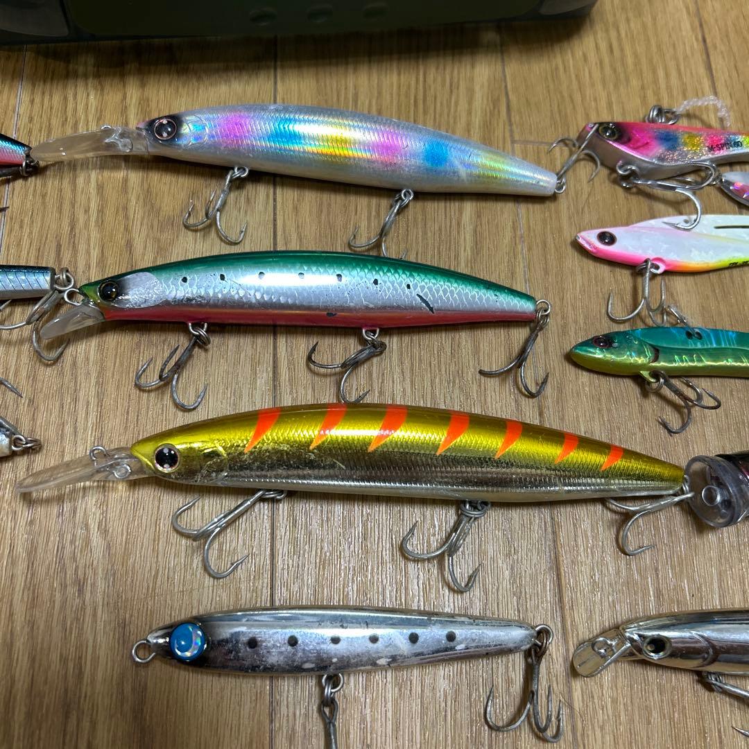 有名メーカー青物シーバス用ミノー・プラグ 12個セット ケース付き