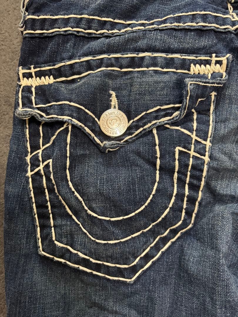 True Religion ダメージ加工ストレートジーンズ