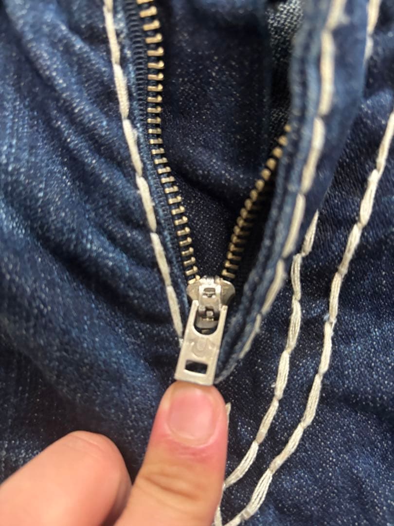 True Religion ダメージ加工ストレートジーンズ