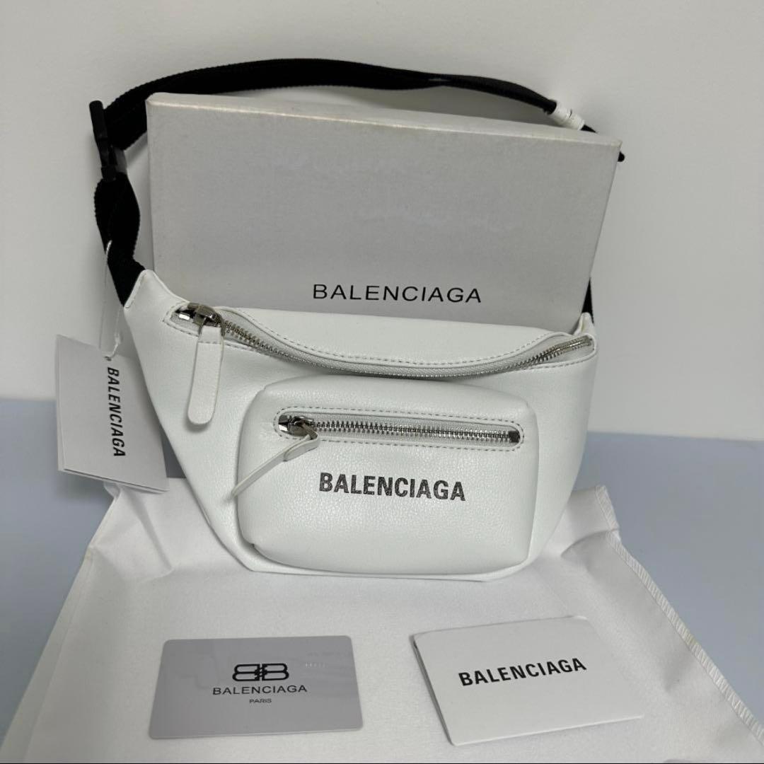 な*K様 は*︎様 BALENCIAGA ボディバッグ ホワイト
