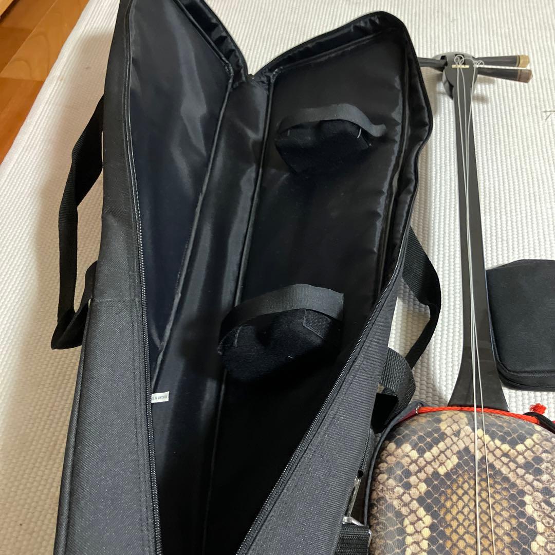 三味線 本体 蛇皮 黒と赤 ケース付き 弦の所、糸がはずれています。